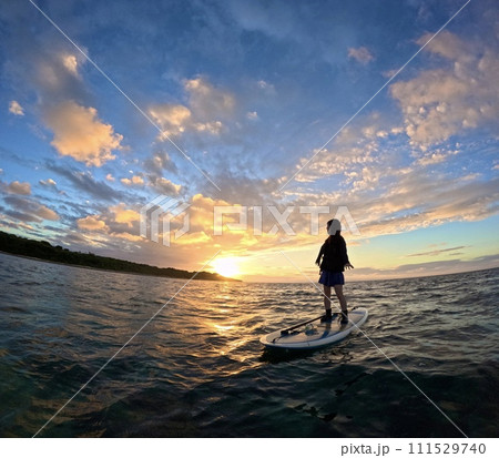 日の出とサップ 111529740