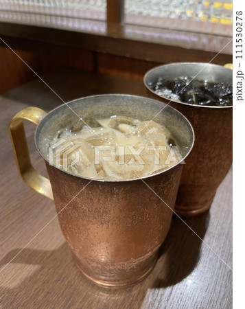 銅製のアイスコーヒーカップ 111530278