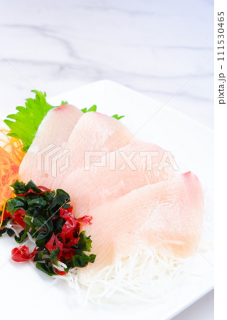 よく脂がのって美味しそうなブリの刺身 よく脂がのって美味しそうなブリの刺身 111530465