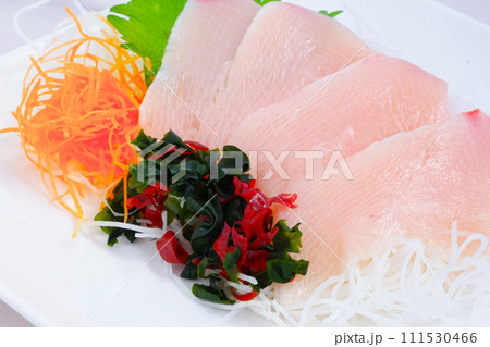 よく脂がのって美味しそうなブリの刺身 よく脂がのって美味しそうなブリの刺身 111530466