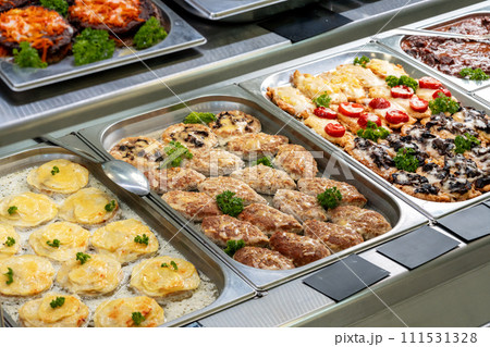 Display with fresh cooked food in a canteen 111531328