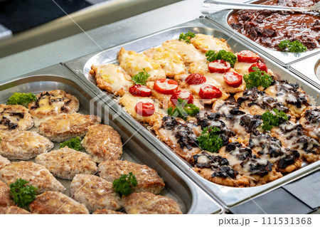 Display with fresh cooked food in a canteen 111531368