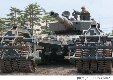 陸上自衛隊92式地雷原処理ローラ付90式戦車と砲手 111531862