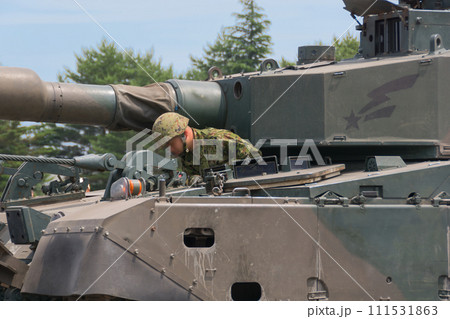 陸上自衛隊92式地雷原処理ローラ付90式戦車と隊員 111531863