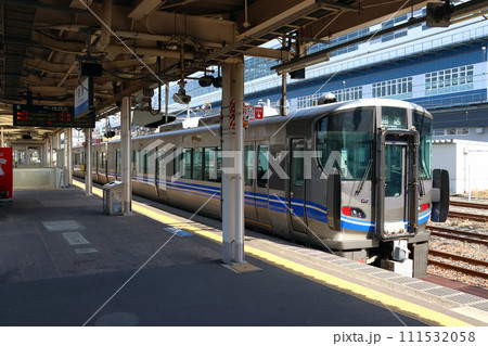 敦賀駅に停車中の北陸本線521系電車 111532058