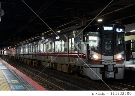 終電近い金沢駅に停車中の七尾線521系電車 111532500