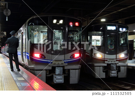 終電近い金沢駅に停車中の七尾線・北陸本線521系電車 111532505