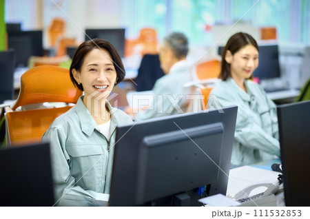 作業着を着たビジネスチーム 111532853