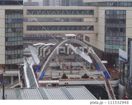 豊田市市街地の降雪風景 111532948