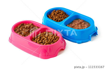 Plastic pet bowls with food isolated on white background 111533167