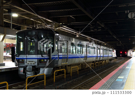 終電後の金沢駅に留置中の北陸本線521系電車 111533300