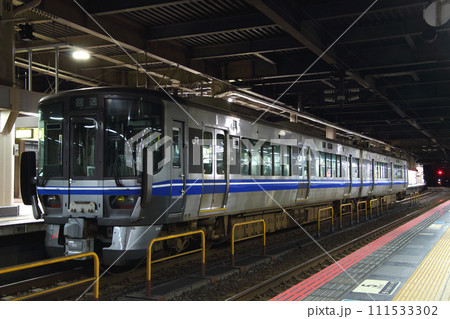 終電後の金沢駅に留置中の北陸本線521系電車 111533302