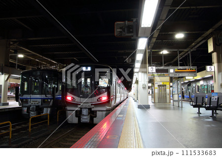 終電近い金沢駅に停車中の七尾線・北陸本線521系電車 111533683