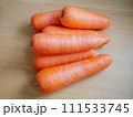 たくさんの新鮮なにんじん 111533745