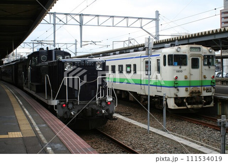 希少価値のキハ40とDE10　函館駅　函館本線　北海道　函館市 111534019