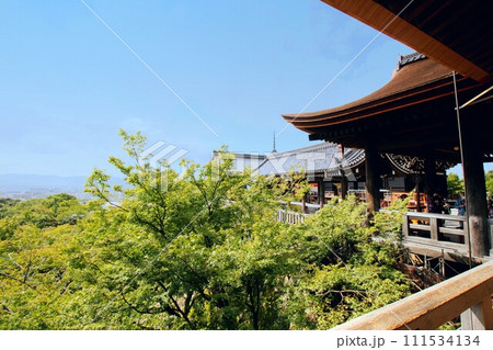 京都 祇園・東山エリア 清水寺・本堂と轟門と京都のまちなみ 京都 祇園・東山エリア 清水寺・本堂と轟門と京都のまちなみ 111534134