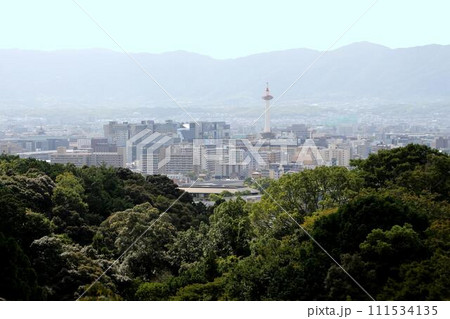 京都のまちなみ 祇園・東山エリア 清水からの京都タワーとJR京都駅ビル 京都のまちなみ 祇園・東山エリア 清水からの京都タワーとJR京都駅ビル 111534135