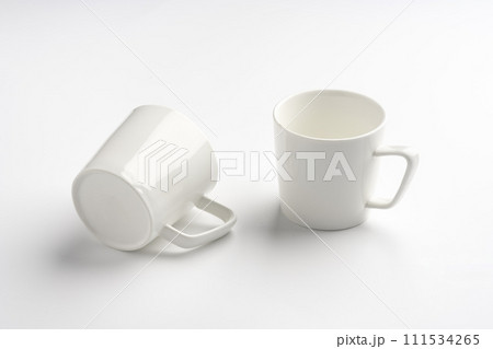Blank white mugs mock up on white background 111534265