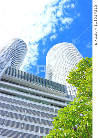 愛知県名古屋市、名古屋駅前超高層ビルの風景 111534315