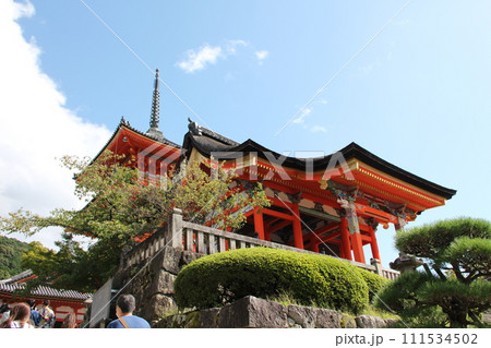 京都のまちなみ　祇園・東山エリア　清水寺　西門と三重塔 111534502