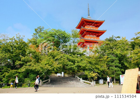京都のまちなみ　祇園・東山エリア　清水寺　三重塔と忠僕茶屋 111534504
