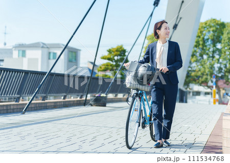 自転車通勤するビジネスパーソン 111534768