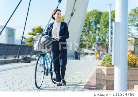 自転車通勤するビジネスパーソン 自転車通勤するビジネスパーソン 111534769
