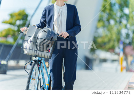 自転車通勤するビジネスパーソン 自転車通勤するビジネスパーソン 111534772