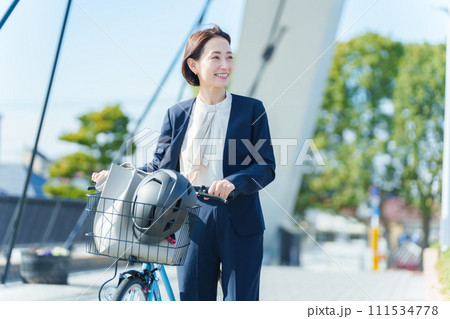 自転車通勤するビジネスパーソン 111534778