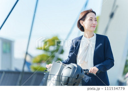 自転車通勤するビジネスパーソン 111534779