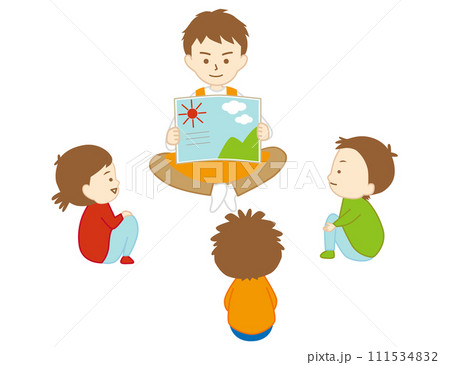 男性の保育士が子ども達に笑顔で絵本の読み聞かせをしている様子 111534832