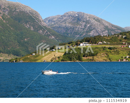 ハダンゲンフィヨルド遊覧の船上から 111534919