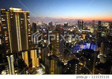 大阪、大阪市、タワーマンション、タワマン、夜景、街の夜景、トワイライト、 111535110