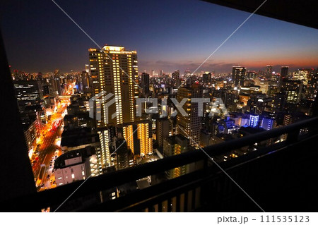 大阪、大阪市、タワーマンション、タワマン、夜景、街の夜景、トワイライト、 大阪、大阪市、タワーマンション、タワマン、夜景、街の夜景、トワイライト、 111535123