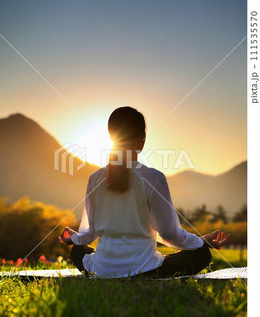 夜明けにヨガのポーズで瞑想をする女性 AI画像 111535570