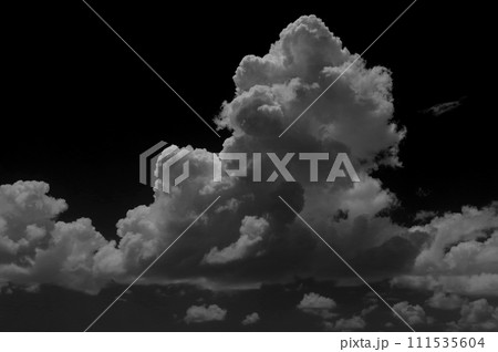 モノクロ 白い雲の夏雲 積雲 綿雲 雄大積雲 積螺雲100 モノクロ 白い雲の夏雲 積雲 綿雲 雄大積雲 積螺雲100 111535604