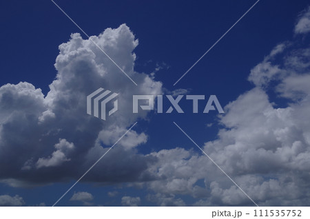 青空と白い雲の夏雲 積雲 綿雲 雄大積雲 積螺雲51 111535752
