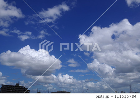 青空と白い雲の夏雲 積雲 綿雲 雄大積雲 積螺雲61 青空と白い雲の夏雲 積雲 綿雲 雄大積雲 積螺雲61 111535784
