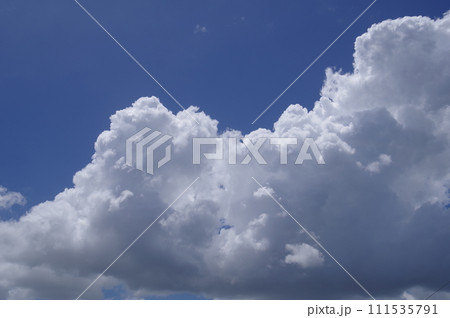青空と白い雲の夏雲 積雲 綿雲 雄大積雲 積螺雲67 111535791