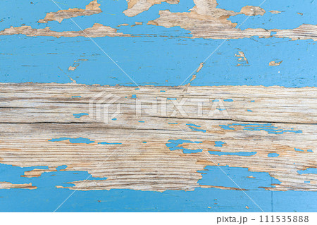 ペンキの剥げ落ちた板 背景素材 111535888