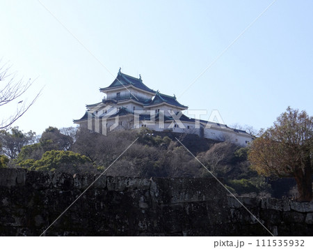 石垣の上にそびえ立つ城 和歌山城天守 石垣の上にそびえ立つ城 和歌山城天守 111535932