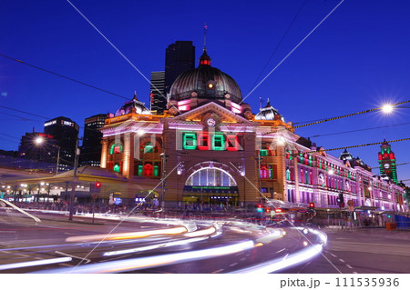 夜のオーストラリアメルボルンの名所フリンダースストリート駅前で長時間露光 111535936