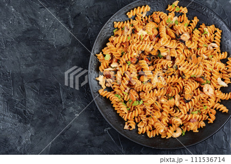 Pasta with delicious mussels and shrimp. 111536714