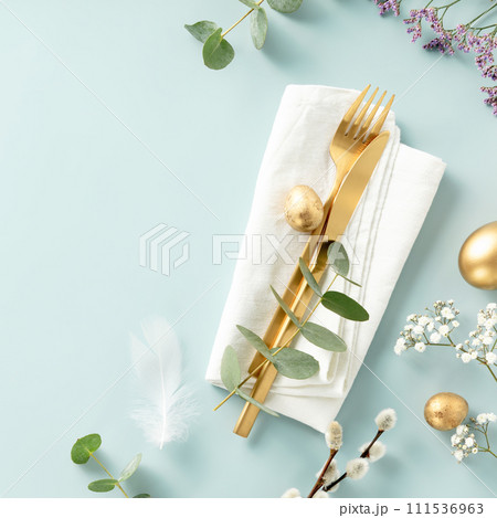 Stylish Easter brunch table setting 111536963