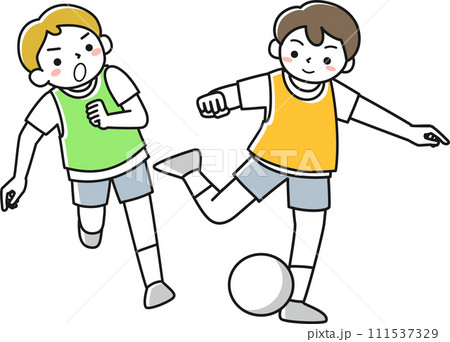 サッカーをする男の子たち 111537329