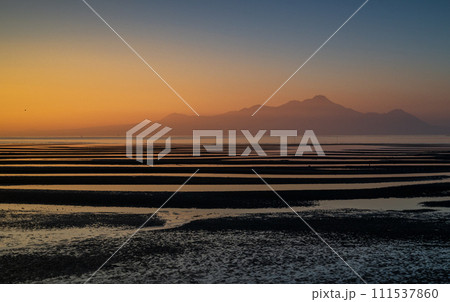 夕暮れの御輿来海岸に染まる夕焼け 111537860