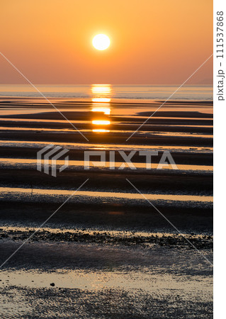 夕暮れの御輿来海岸に染まる夕焼け 111537868