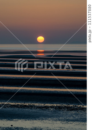 夕暮れの御輿来海岸に染まる夕焼け 111537880