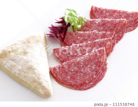 スライスサラミとパン パニーノ サンドイッチ 昼食 イタリア スライスサラミとパン パニーノ サンドイッチ 昼食 イタリア 111538748