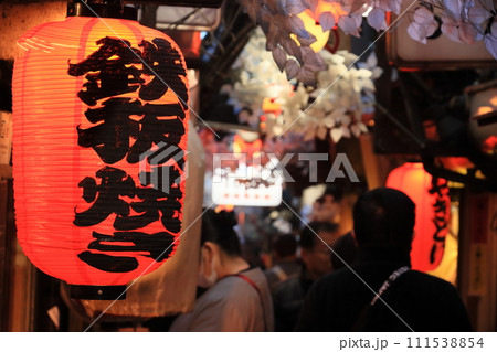 居酒屋の赤提灯　飲み屋街の赤提灯　横丁の呑み屋 111538854